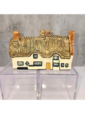 John Putnams Heritage Houses Cruck Cottages Collectible Figurine VL5131